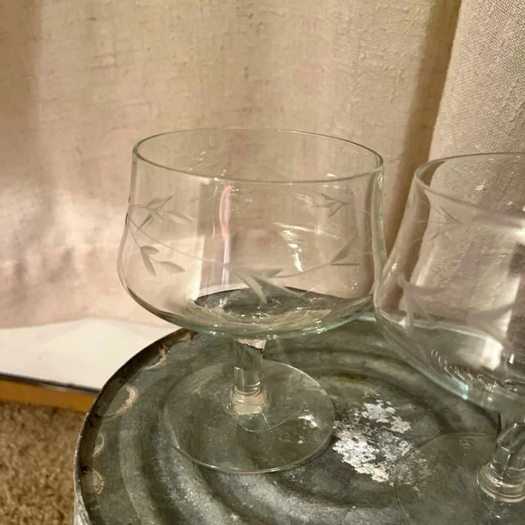 🦄🦄Set of 2 vintage shrimp cocktail glasses with a beautiful etched design. - Picture 3 of 6
